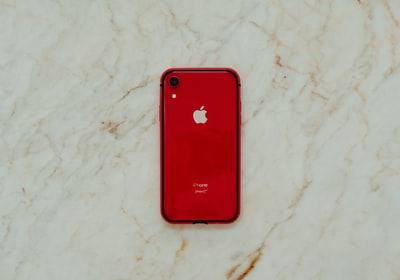 白色织物上的红色iPhone7